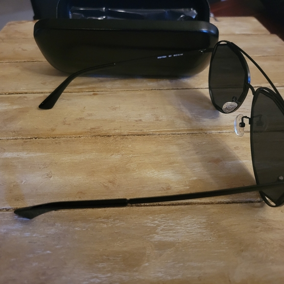 Alexander McQueen Sunglasses.   Aviator.  Mirrored. Black and Gray color. - Picture 4 of 4